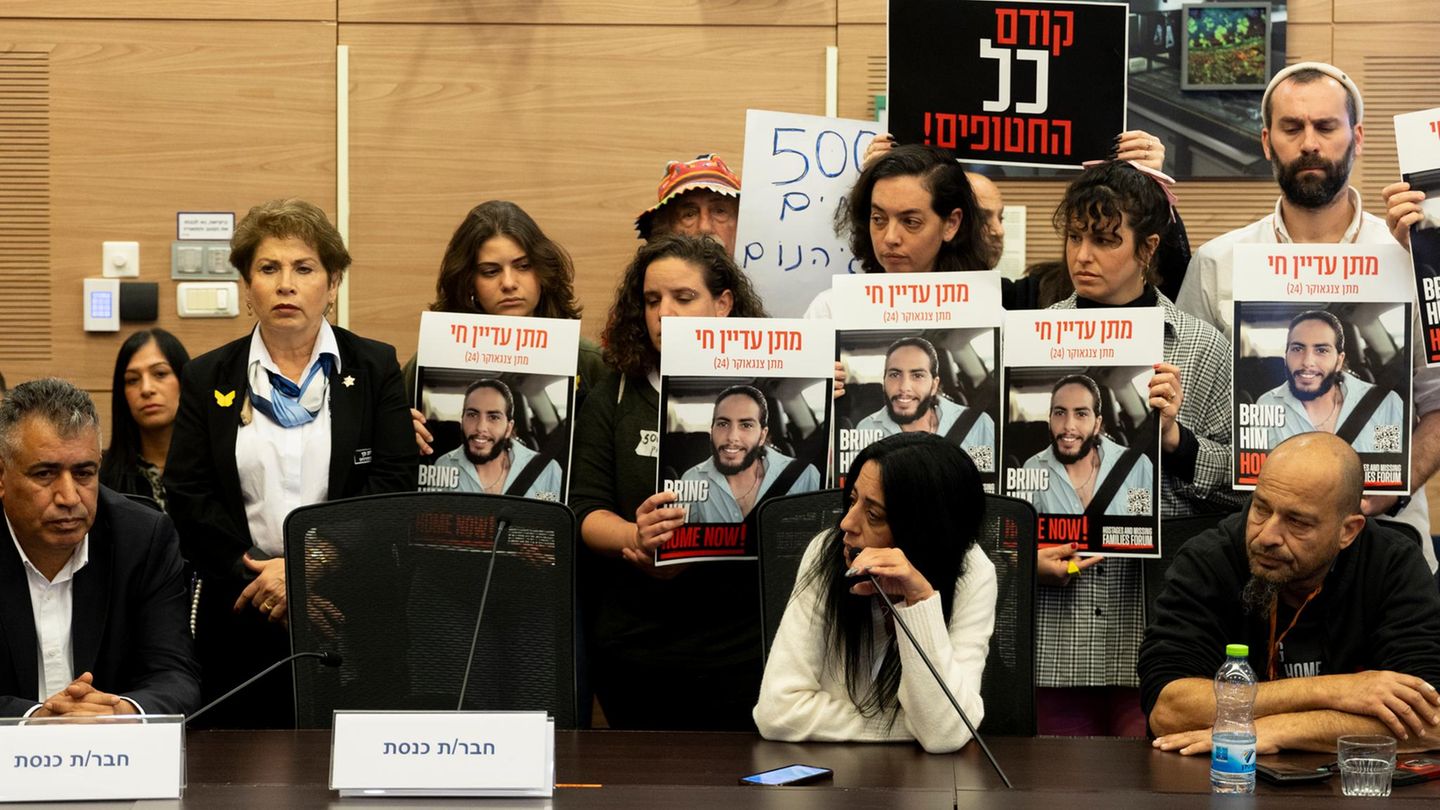 Angehörige einer Hamas-Geisel sprechen vor dem Parlament in Israel
