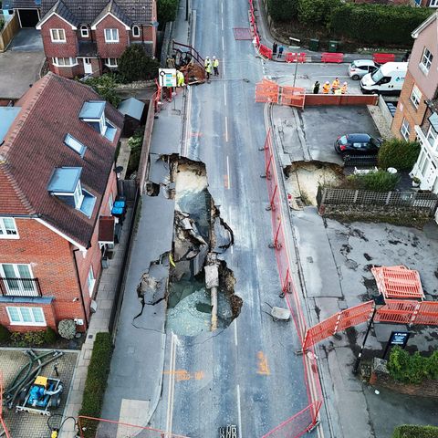 Ein Sinkloch ist nach einem Erdfall auf einer Straße in Englands Dorf Godstone abgesperrt