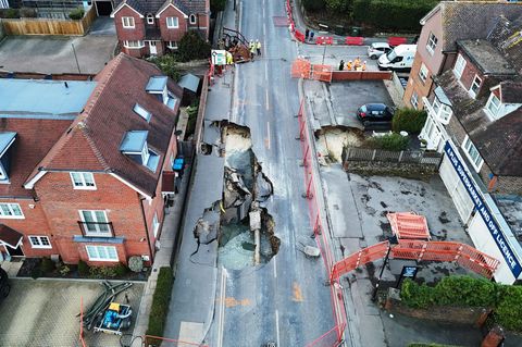 Ein Sinkloch ist nach einem Erdfall auf einer Straße in Englands Dorf Godstone abgesperrt