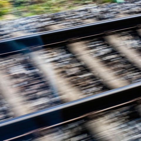 Ein Autofahrer kam im Kreis Sömmerda in Thüringen an einem Bahnübergang ums Leben