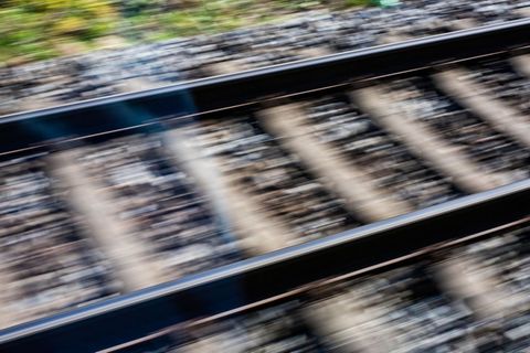 Ein Autofahrer kam im Kreis Sömmerda in Thüringen an einem Bahnübergang ums Leben