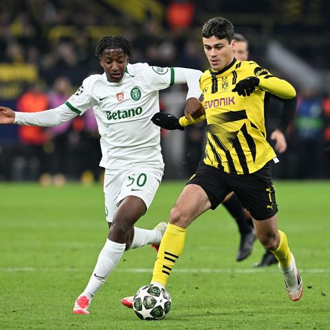 Dortmunds Giovanni Reyna (r.) gegen Sportings Alexandre Brito