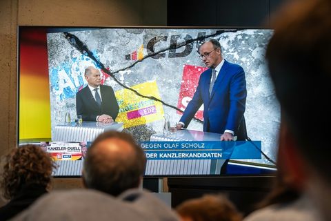 Scholz (l.) und Merz beim TV-Duell