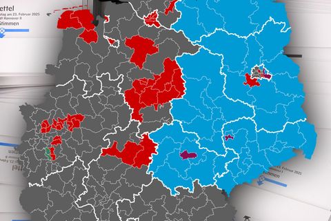 Bundestagswahl: Eine Wahlkreiskarte über Stimmzetteln