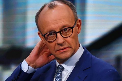 CDU-Chef Friedrich Merz im Studio für das TV-Duell mit Olaf Scholz von "Welt" und "Bild"