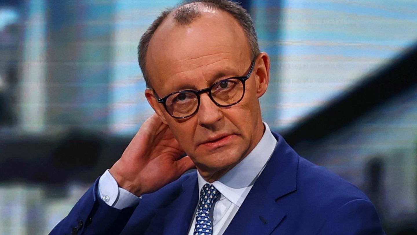 CDU-Chef Friedrich Merz im Studio für das TV-Duell mit Olaf Scholz von "Welt" und "Bild"