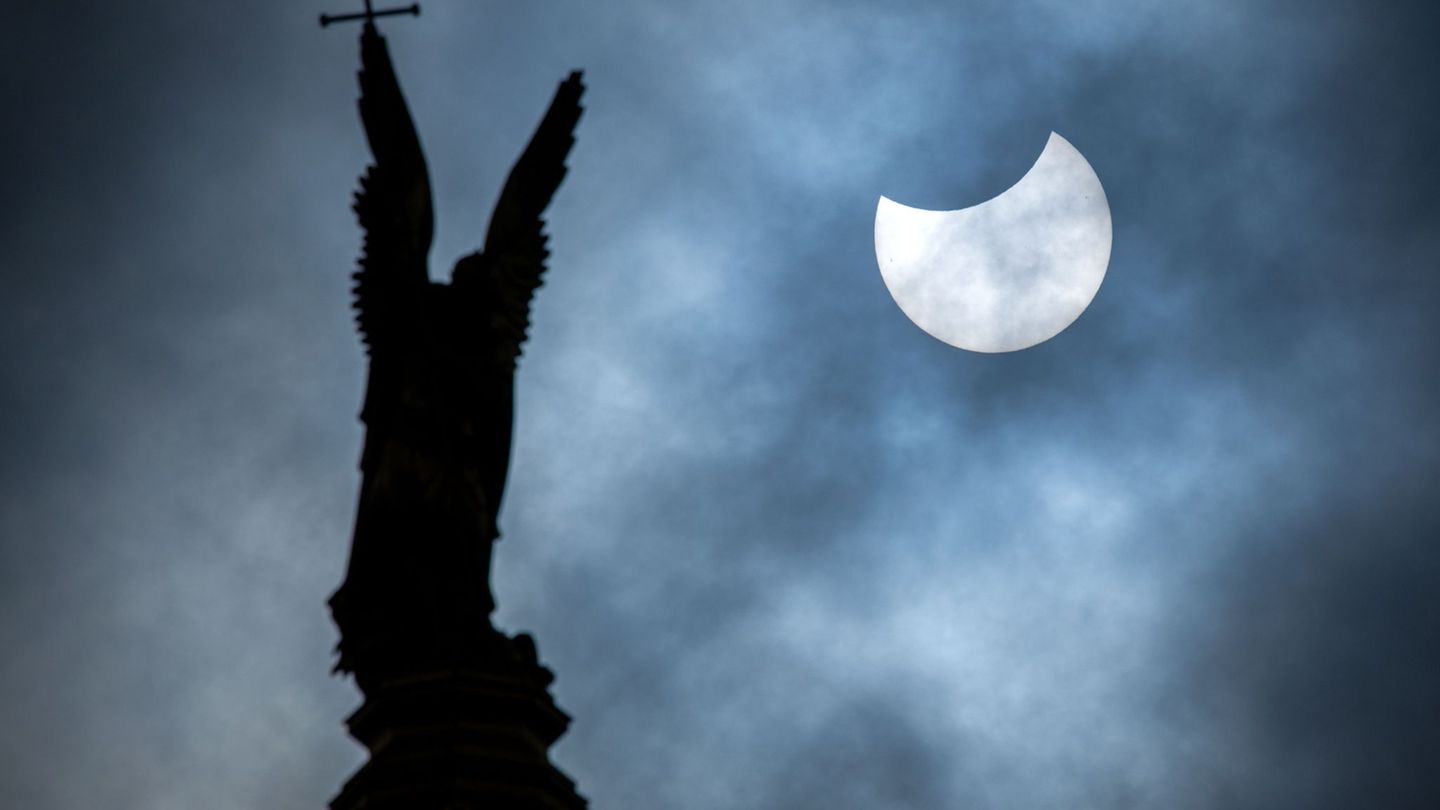 Zum 1. März: Sonne, Mond und Sterne im März - Mond- und Sonnenfinsternis