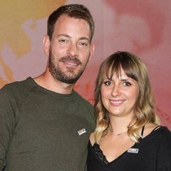 Gerald und Anna Heiser aus „Bauer sucht Frau“ lachen in die Kamera