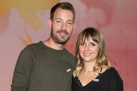 Gerald und Anna Heiser aus „Bauer sucht Frau“ lachen in die Kamera