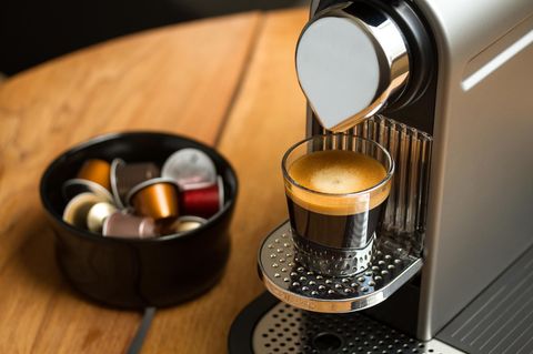 Nespresso-Kaffeemaschine mit Kapseln