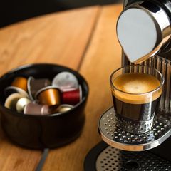 Nespresso-Kaffeemaschine mit Kapseln