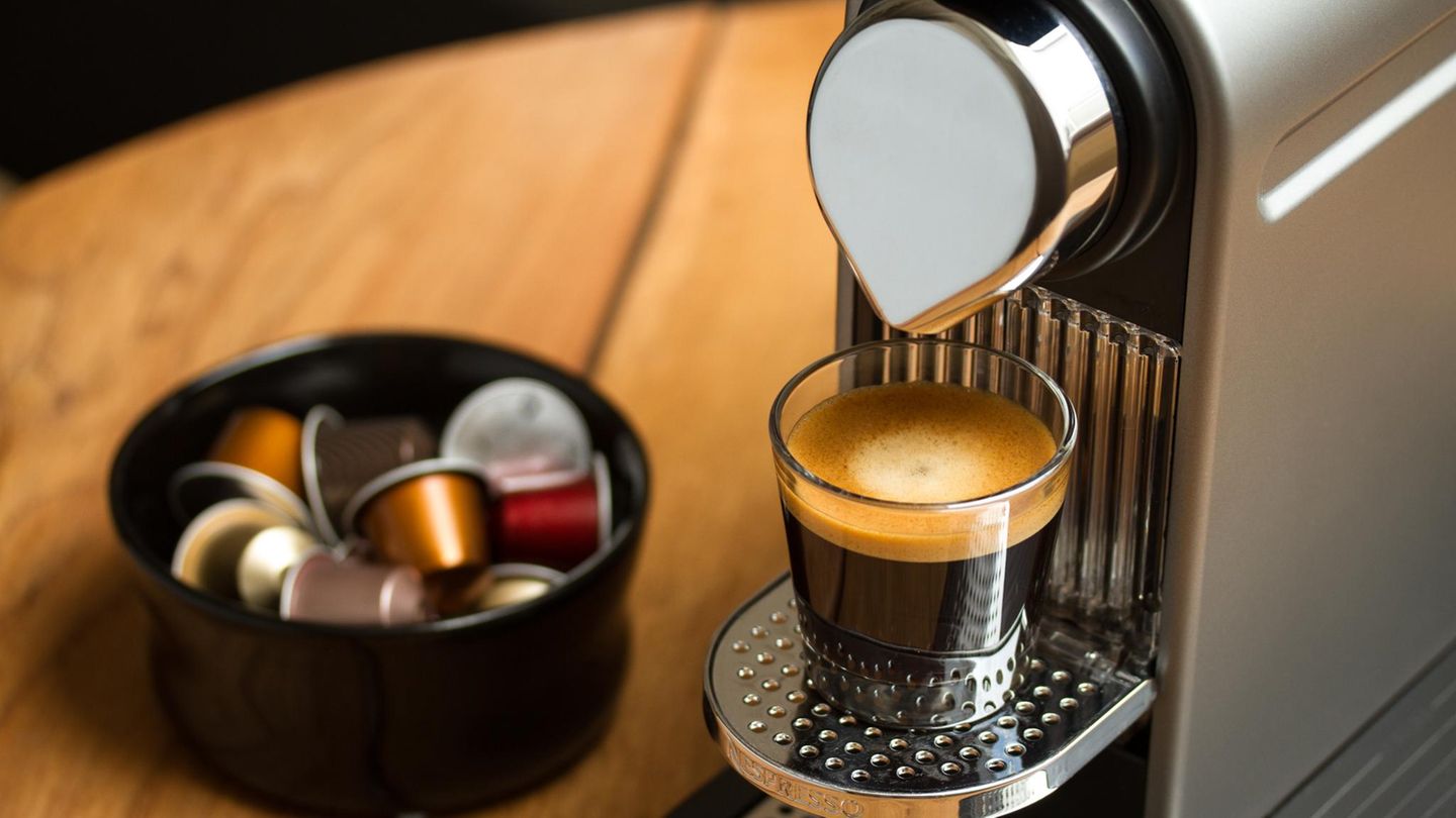 Nespresso-Kaffeemaschine mit Kapseln