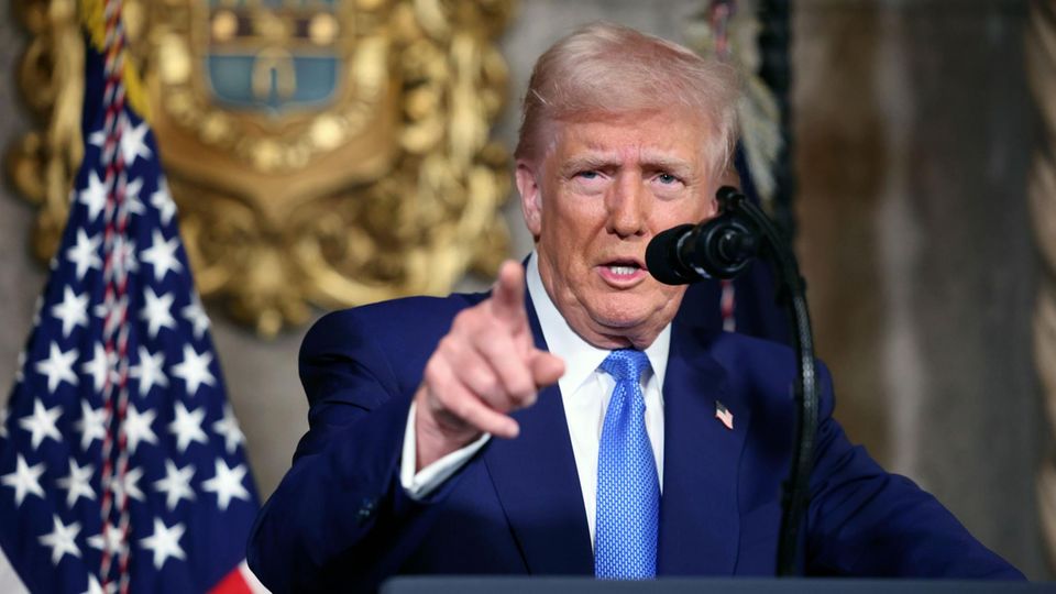 Donald Trump gibt in Mar-A-Lago eine Pressekonferenz