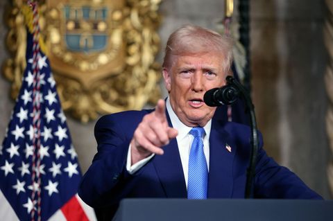 Donald Trump gibt in Mar-A-Lago eine Pressekonferenz