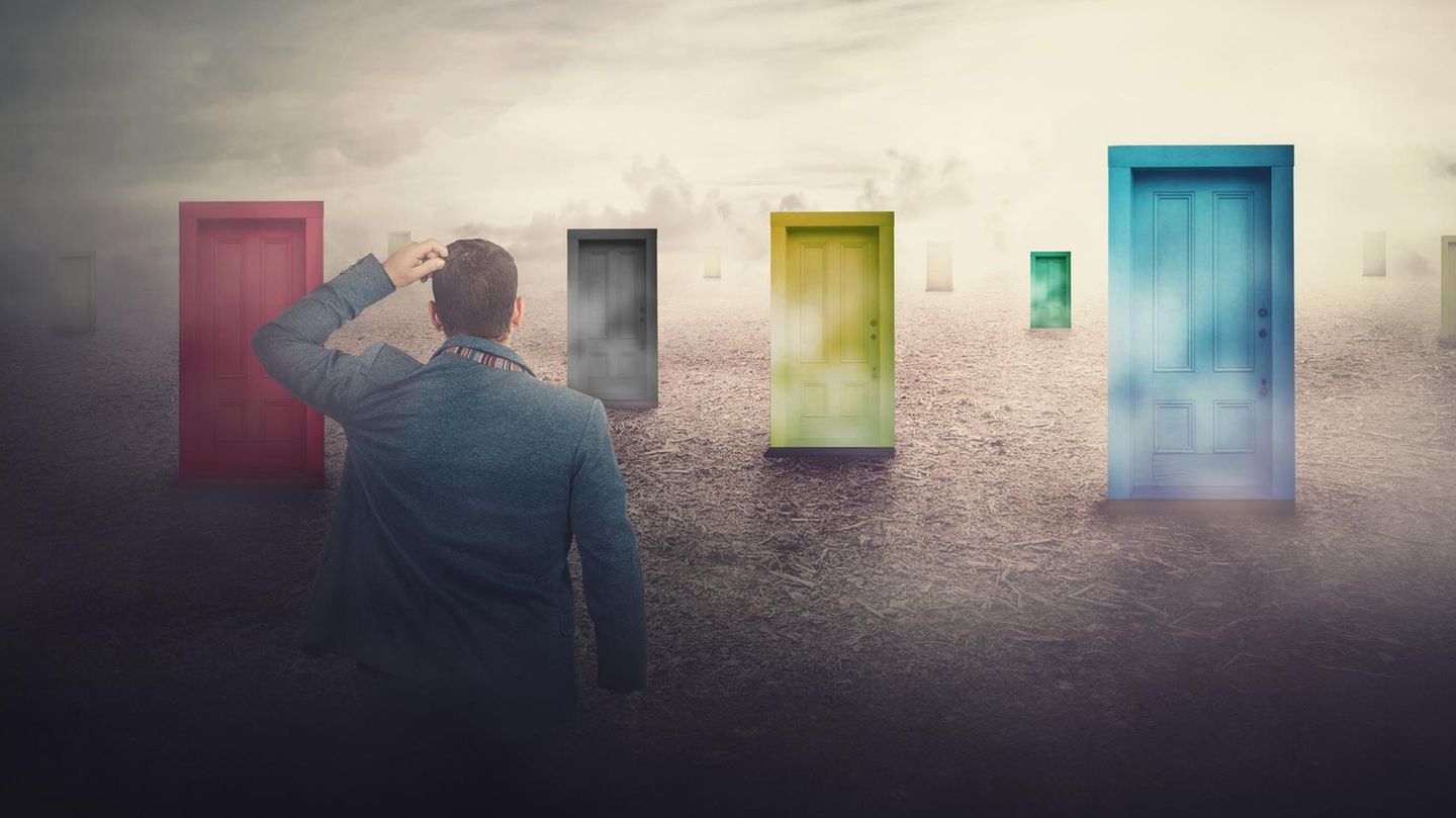Bundestagswahl: Ein Mann steht vor Türen und fragt sich, durch welche er durchgehen soll