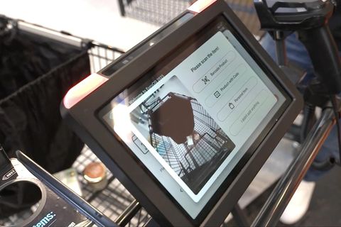 Ein KI-generierter Einkaufswagen erfasst die in den Wagen gelegten Produkte von alleine