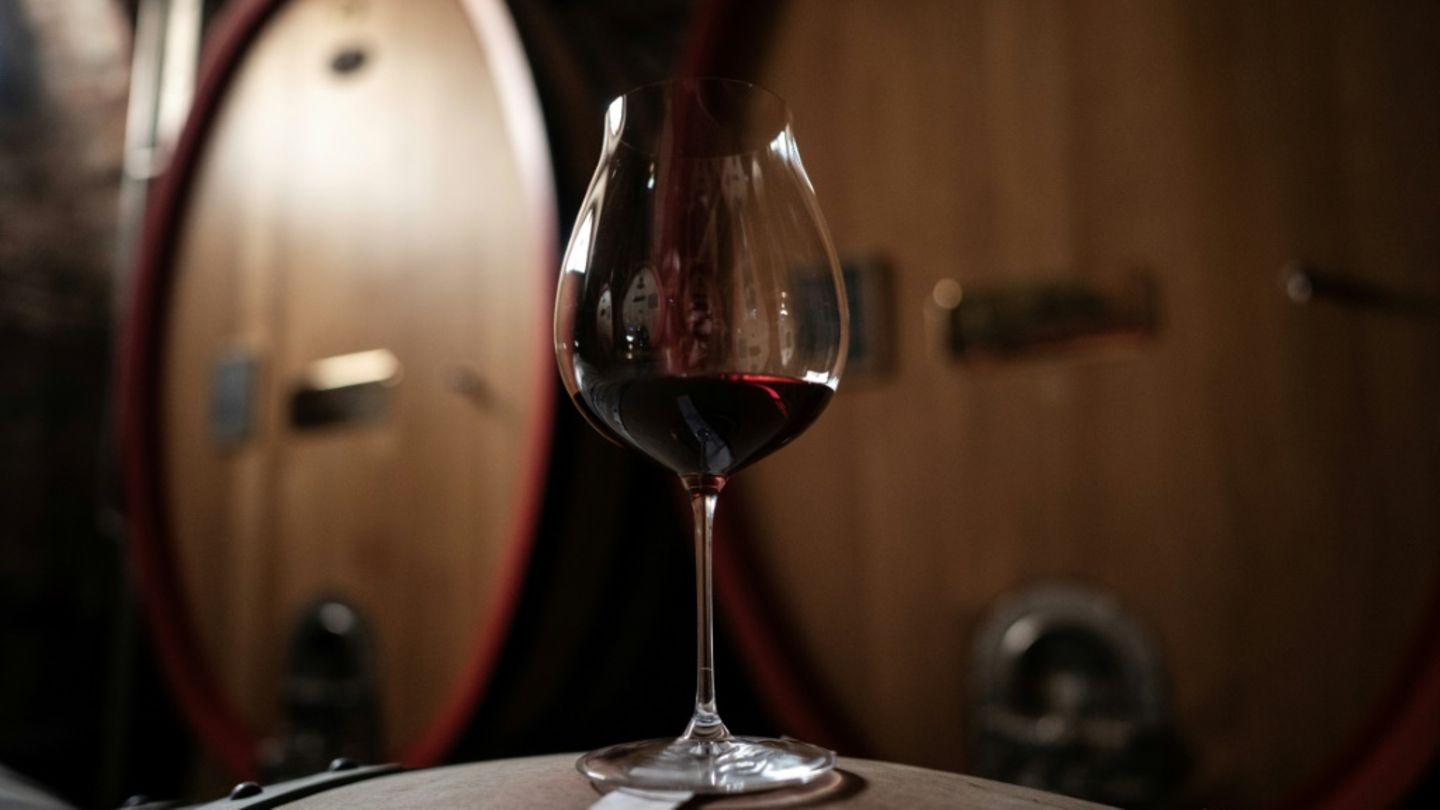 Glas Wein auf Holzfass