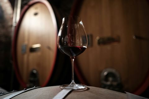 Glas Wein auf Holzfass