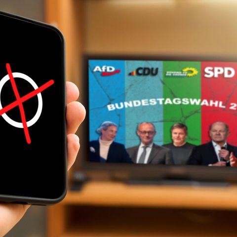 Bundestagswahl 2025 live im TV: Eine Hand hält ein Handy mit Wahlkreuz, im Hintergrund TV Bildschirm mit den Kandidaten