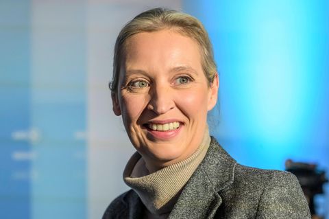 Alice Weidel, Spitzenkandidatin der AfD, lächelt in einem Fernsehstudio