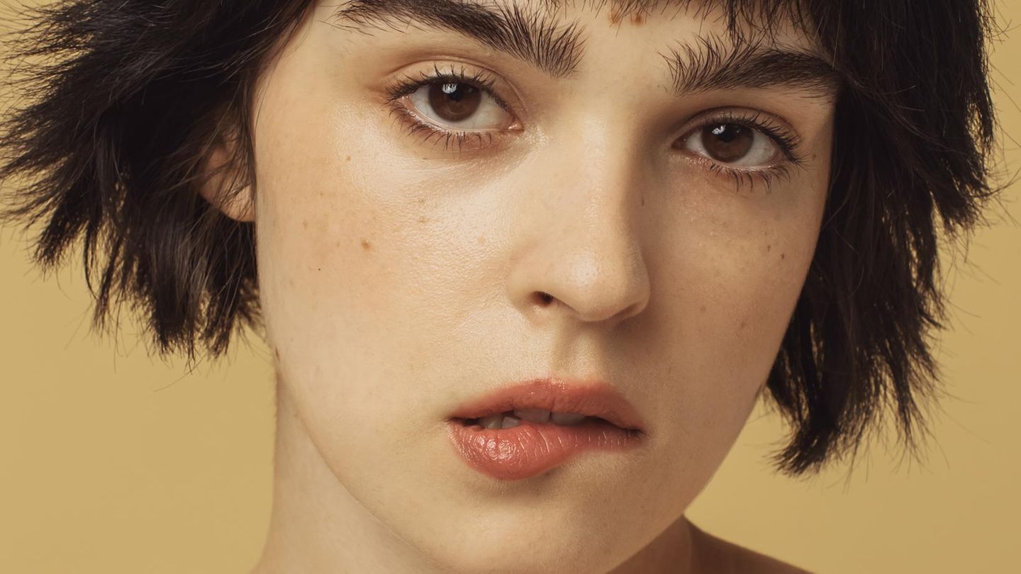 Junge Frau beißt sich auf die Lippe Junge Frau beißt sich auf die Lippe