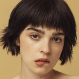 Junge Frau beißt sich auf die Lippe