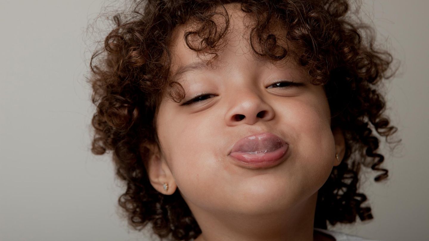 Kind streckt Zunge heraus