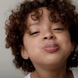 Kind streckt Zunge heraus