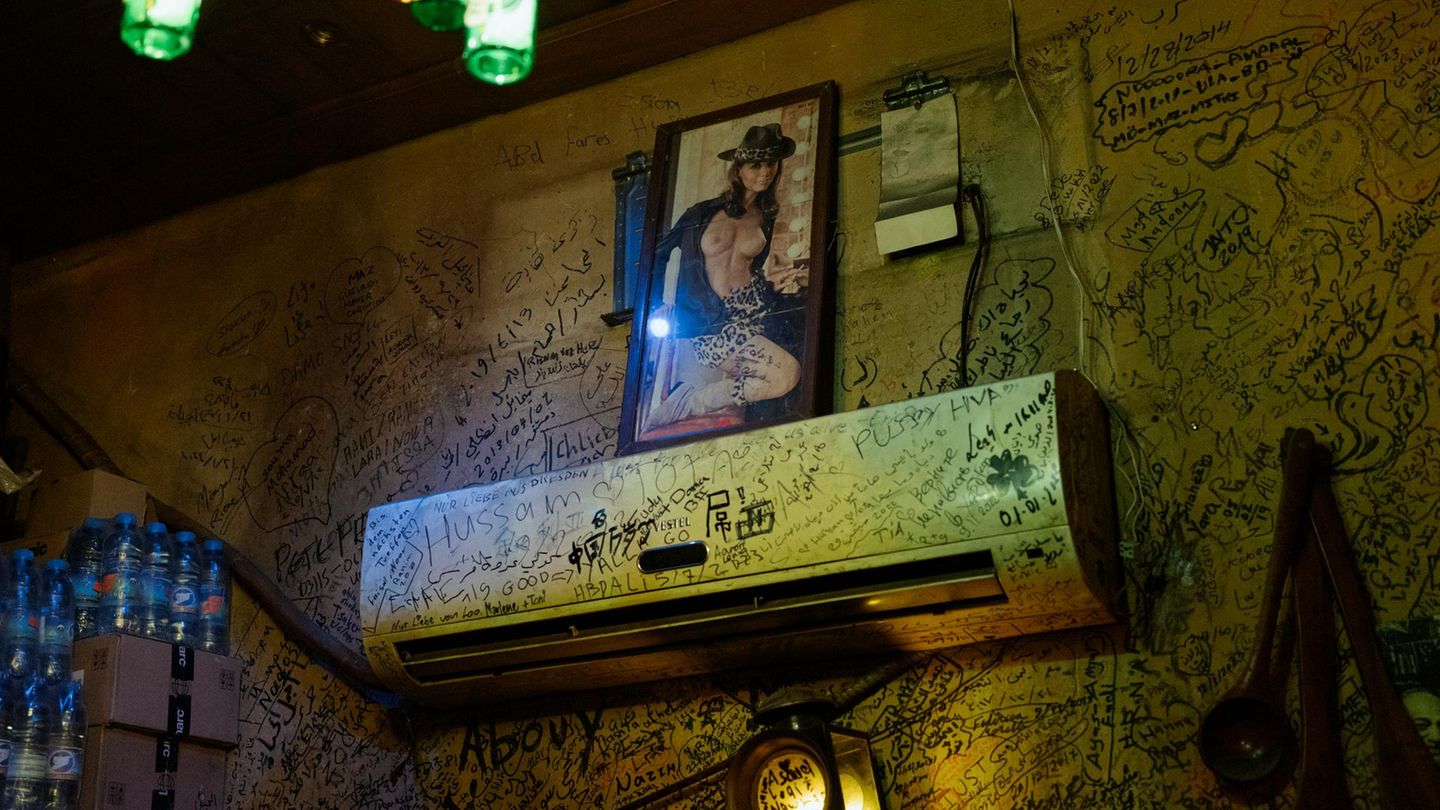 Die verruchteste Kneipe der Stadt Pin-up-Girl in der legendären Kneipe Abu George in Damaskus
