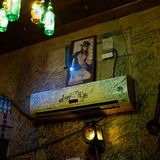 Pin-up-Girl in der legendären Kneipe Abu George in Damaskus