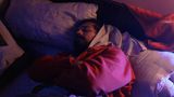 Ahmad Karait schläft im Bett von Tameem Hamoud nach einem langen Tag
