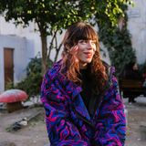 Künstlerin Tamara Abualwan sitzt in einem Park in Damaskus.