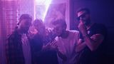 Eine Jungsgruppe posiert bei einem Rave außerhalb von Damaskus