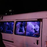 Ein beleuchteter Shuttle fährt feiernde zu einer Afterparty in einen Vorort von Damaskus