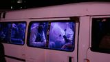Ein beleuchteter Shuttle fährt feiernde zu einer Afterparty in einen Vorort von Damaskus