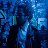 Stylischer Syrer vor einer Graffiti-Wand