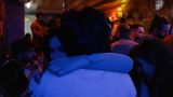 Ein Pärchen tanzt in der Mad Monkey Bar