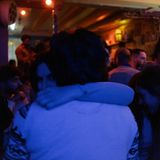 Ein Pärchen tanzt in der Mad Monkey Bar