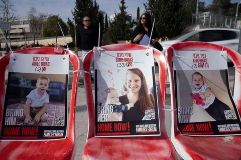 In Israel hängen Porträts von Schiri Bibas und ihren kleinen Söhnen