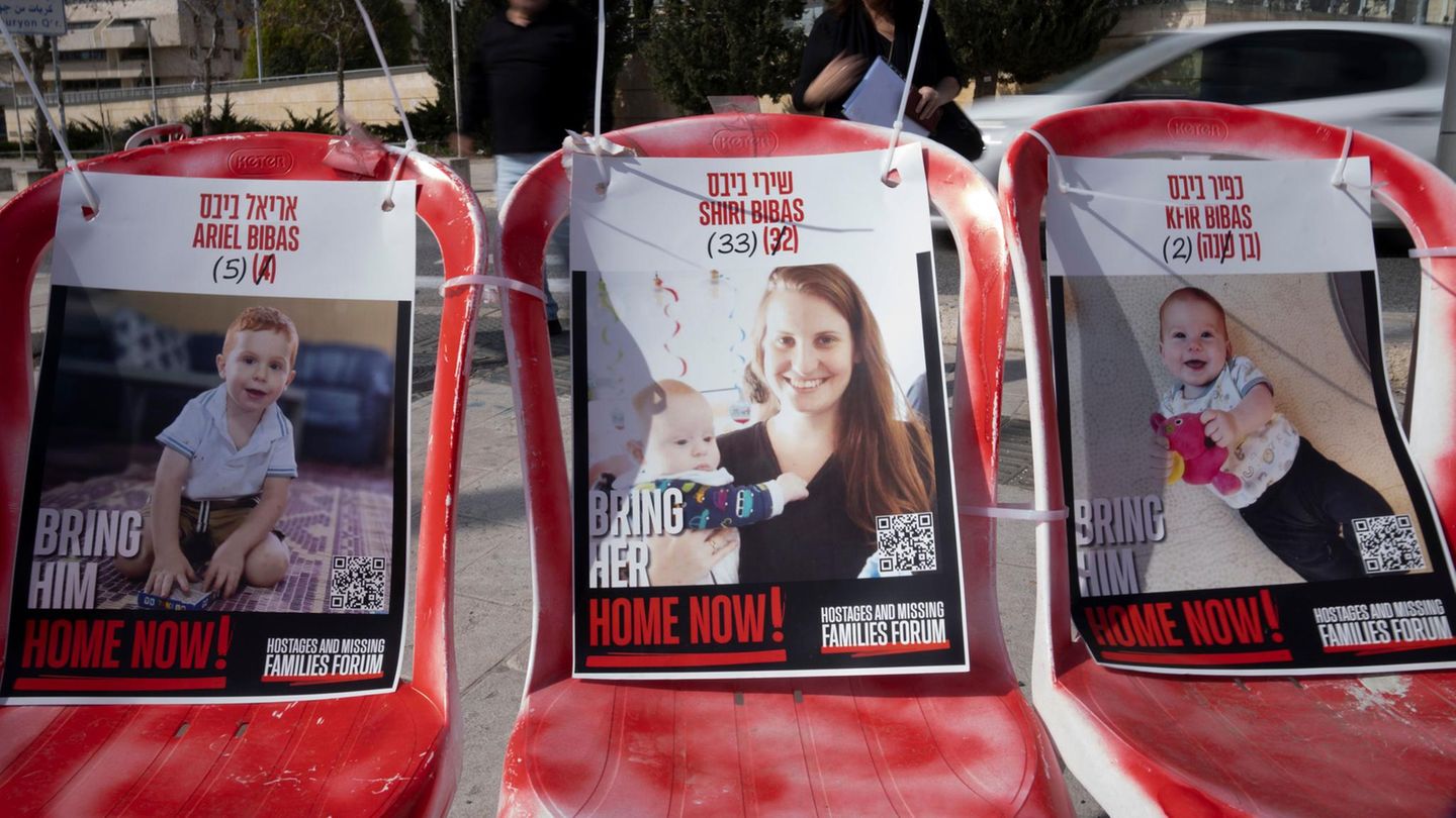 In Israel hängen Porträts von Schiri Bibas und ihren kleinen Söhnen