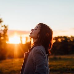 Frau ist glücklich allein