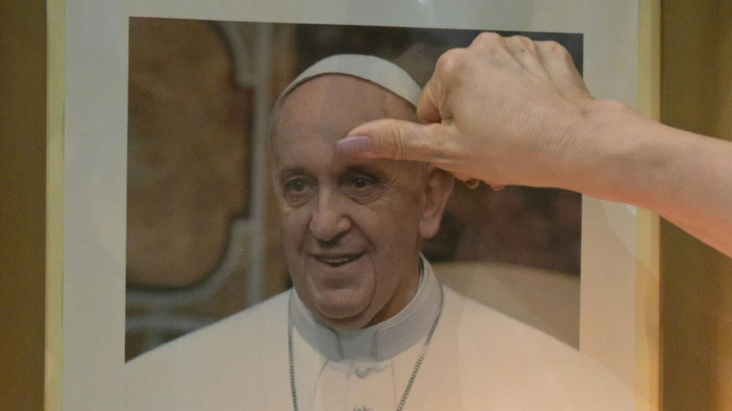 Viele Katholiken beten für Papst Franziskus