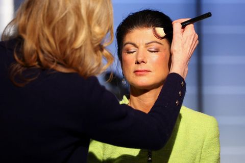 Sahra Wagenknecht am Rande der Schlussrunde