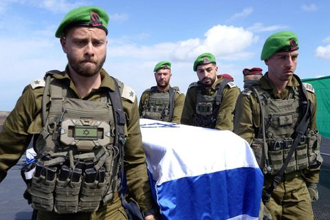 Israelische Soldaten mit einem Sarg