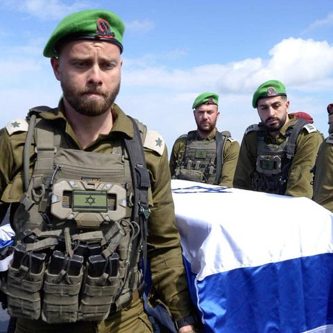 Israelische Soldaten mit einem Sarg