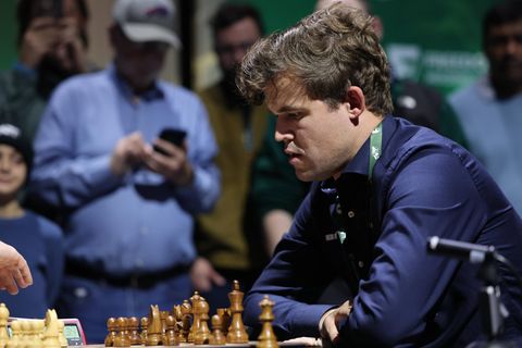 Magnus Carlsen am Schachbrett