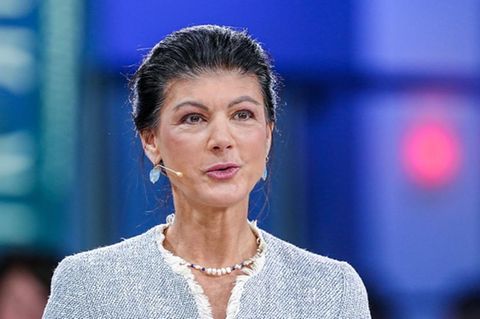 Sahra Wagenknecht steht im TV-Studio des ZDF Morgenmagazins