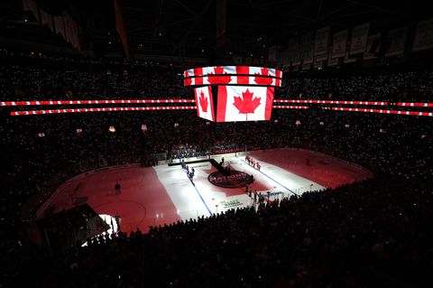 Kanadas Flagge vor dem Eishockeyspiel zwischen den USA und Kanada