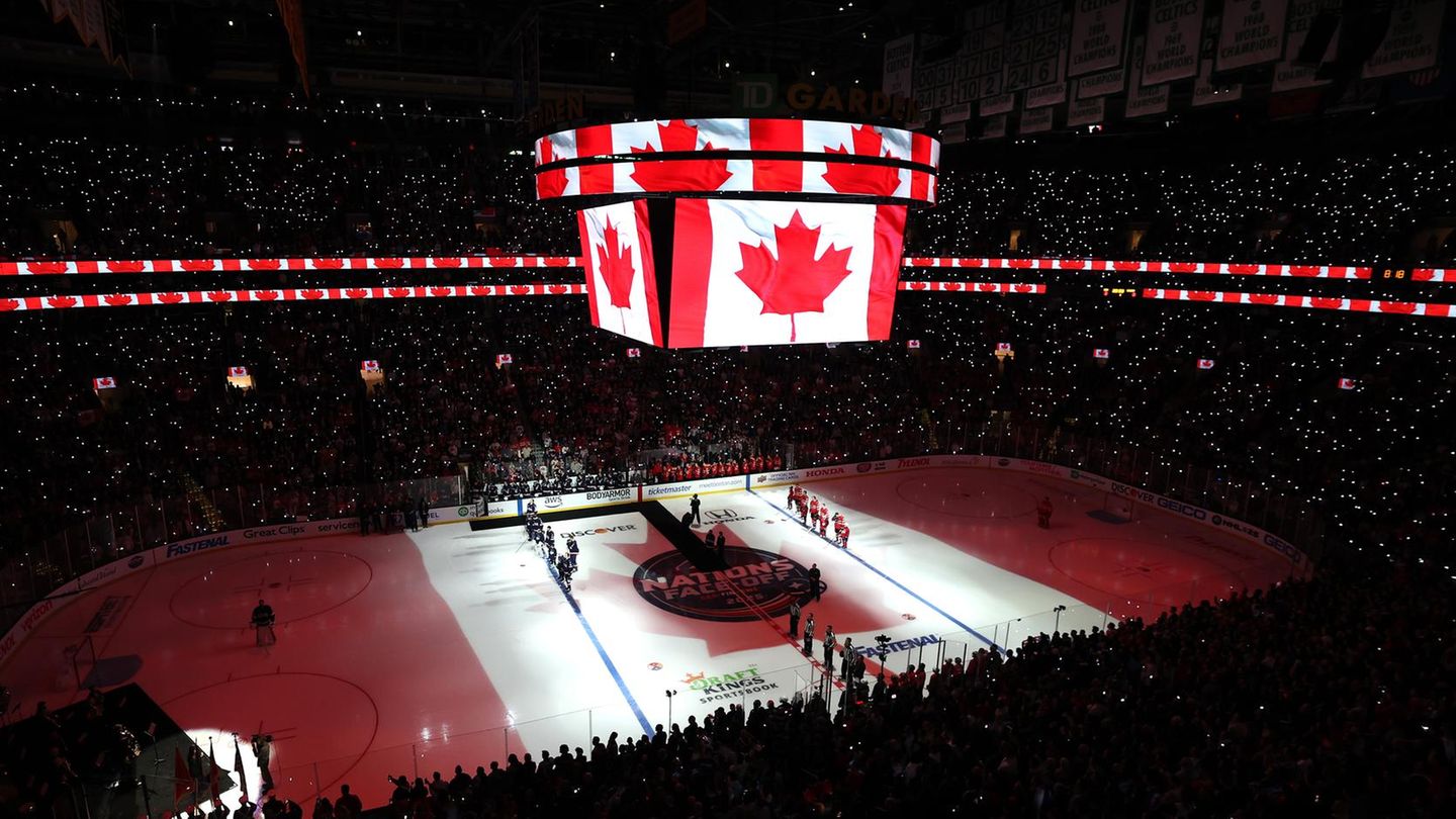 Kanadas Flagge vor dem Eishockeyspiel zwischen den USA und Kanada