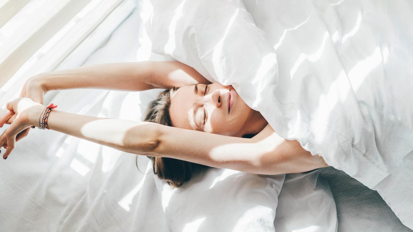 Eine Frau liegt im Bett